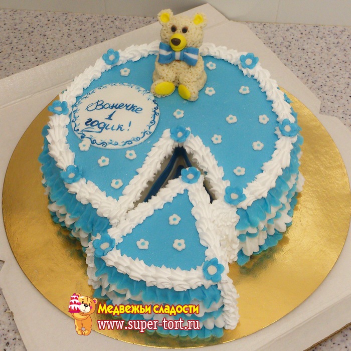 Торт для мальчика на год в виде круглого торта с отдельно отрезанным уголком торта и с медведем